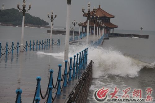 栈桥附近海域的巨浪