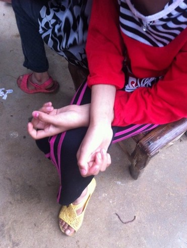 教师猥亵女生被男孩发现 正在摸女孩下体(图)