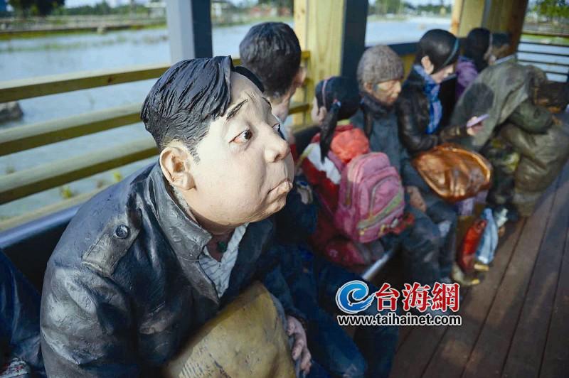 公园展出校服中学生舌吻雕塑 回应 只是亲嘴高清图片