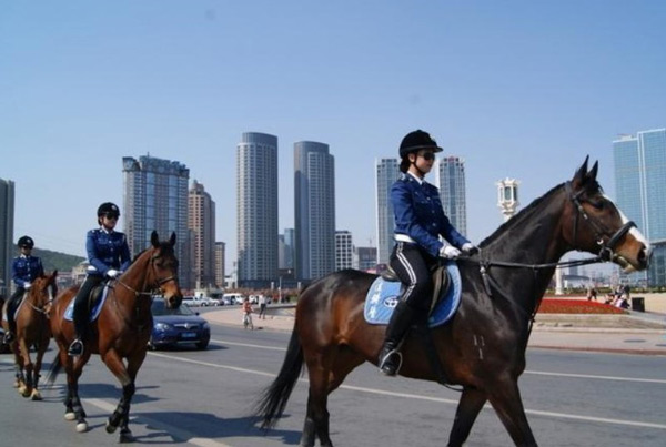 大连女骑警浪费公款 网友高呼不如摩托实用(图)