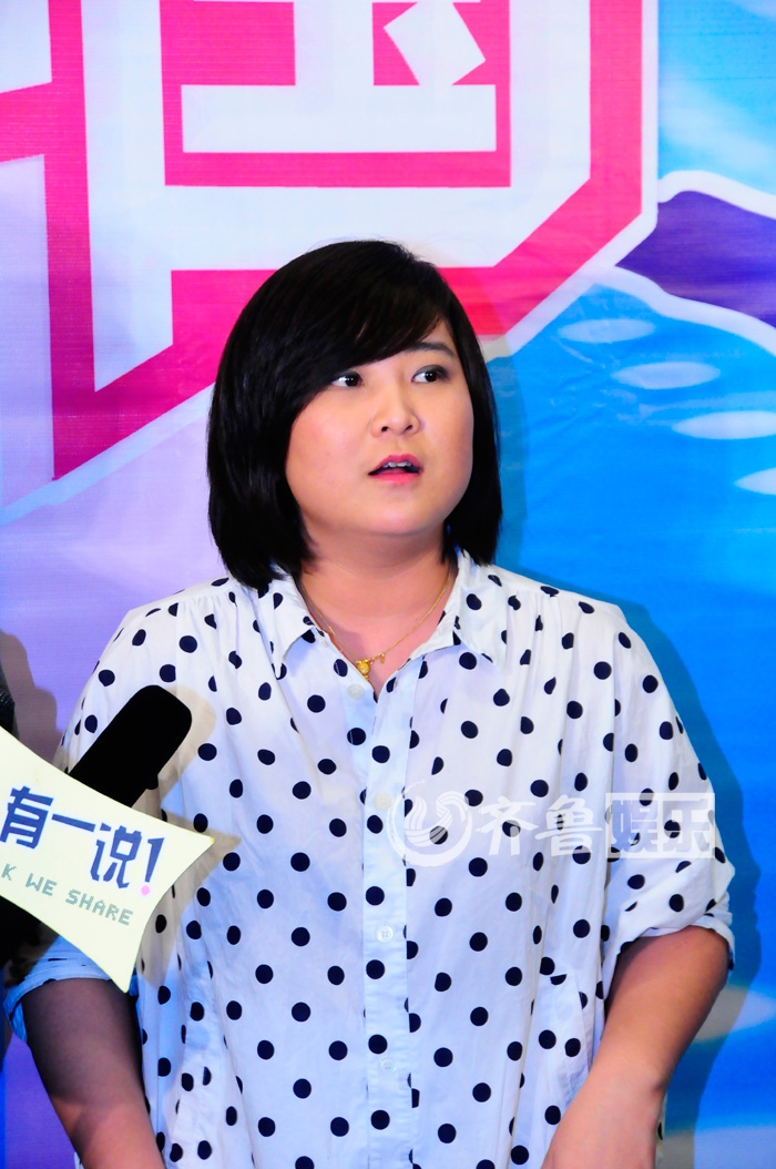 贾玲波点装展壮硕身材 与中国小姐冠军同台比美