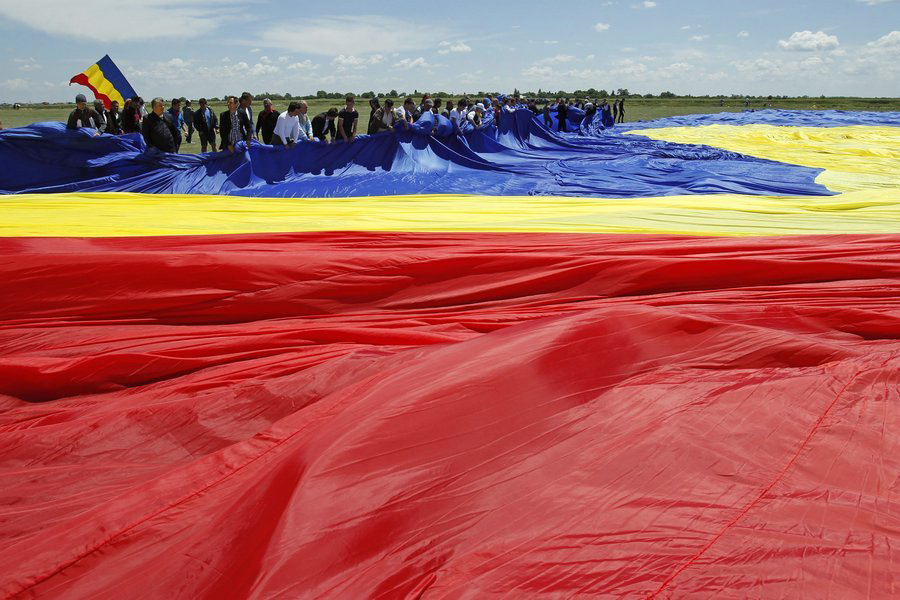 罗马尼亚制作世界最大国旗 可覆盖3个足球场重