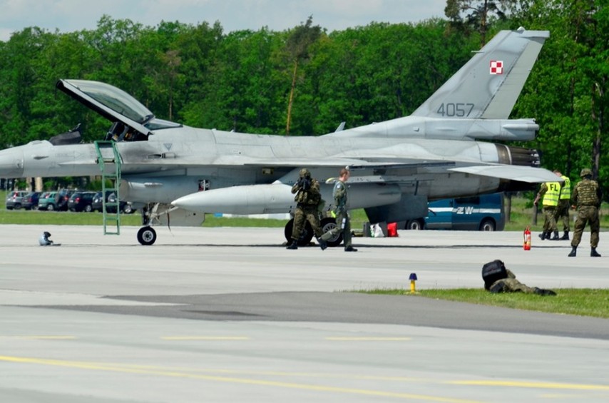 波兰演练抓捕叛逃F-16飞行员(组图)
