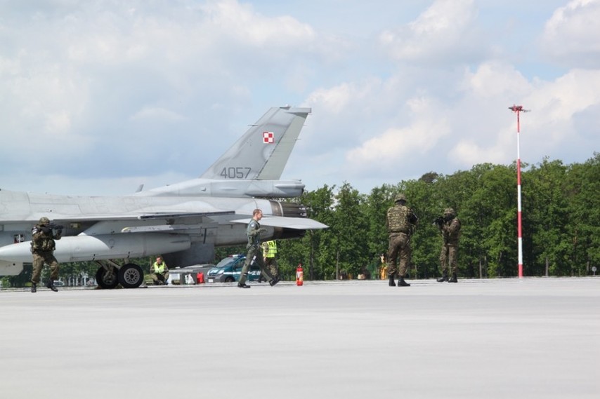 波兰演练抓捕叛逃F-16飞行员(组图)