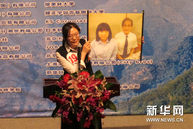 杜雨萌同学在进行演讲