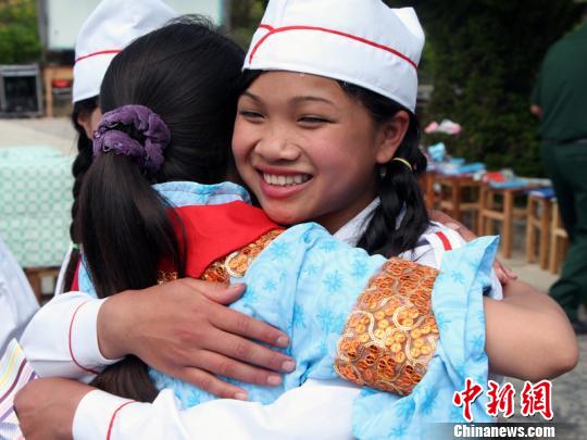 图为中越小学生拥抱告别. 樊晓东 摄