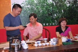 昆明天弘茶业有限公司总经理李朝仲（中）在广州茶博会现场
