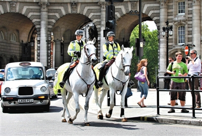 2009年7月，英国伦敦街头的骑警在巡逻。