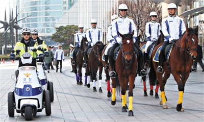 2012年，韩国首尔骑警巡逻核安全峰会大楼。