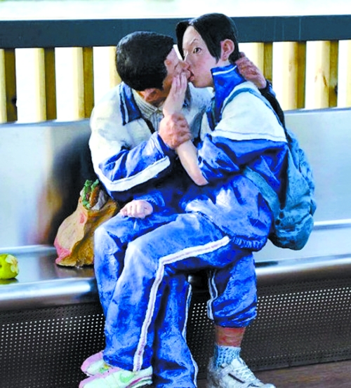 福建漳州一公园展出校服中学生舌吻雕塑(图)