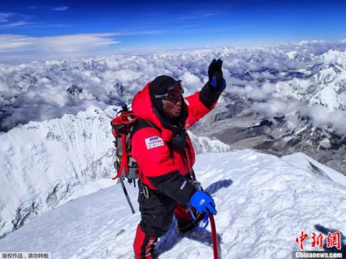 日本80岁冒险家三浦雄一郎登上珠峰。
