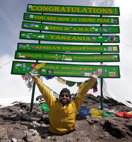 斯宾塞・韦斯特用双手成功登顶非洲最高峰乞力马扎罗山。