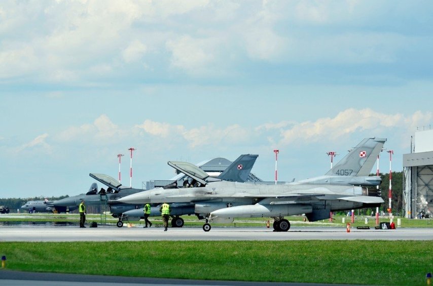 组图:波兰空军演练抓捕叛逃F-16飞行员