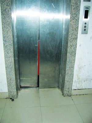 居民被困电梯近一小时 小区电梯故障频发引担忧