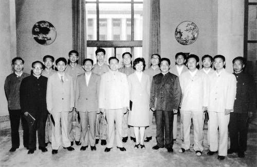 30年前，新中国首批博士在人民大会堂被集中授予学位。