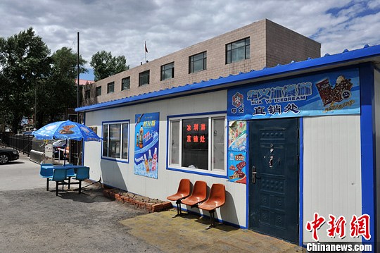 5月29日，哈尔滨华义冰淇淋厂外的华义冰激凌直销点。中新社发 胡迪 摄