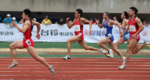 图文:全运会田径预选赛赛况 男子100米决赛