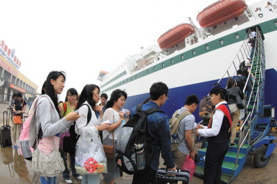 乘客在天津新港登船。