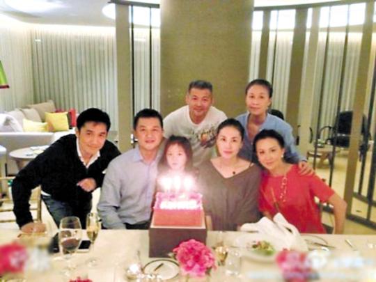 李嫣兔唇术后视频曝光 王菲李亚鹏激动抱爱女