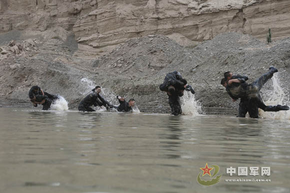 中国军方公开大量驻新疆特种部队内部训练秘照