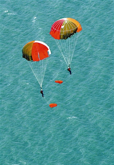 原标题:飞行员海上跳伞训练