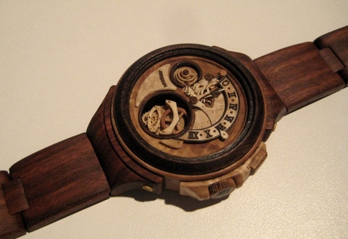 乌克兰巧匠用木头雕刻精密腕表