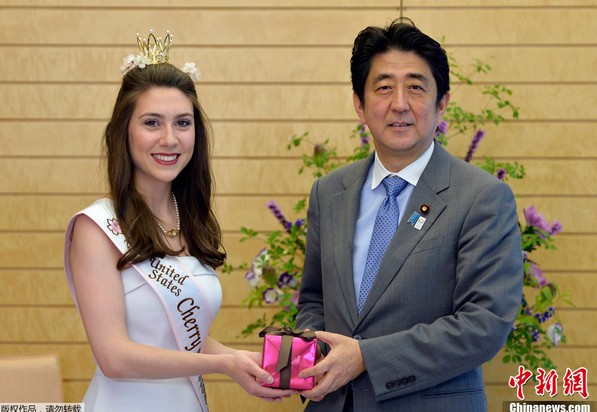 樱花皇后笑容甜美 赠送小礼物给日本首相(图)