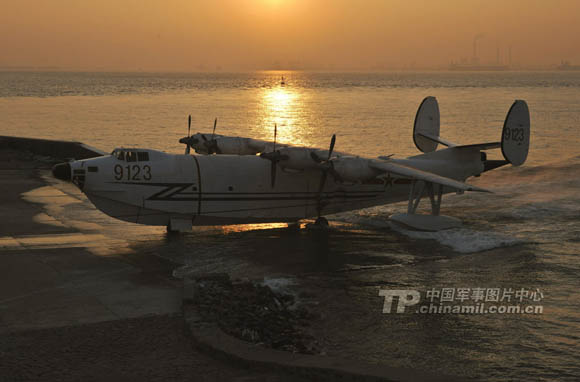 中国海军一架飞机在青岛坠毁 或是水轰-5飞机