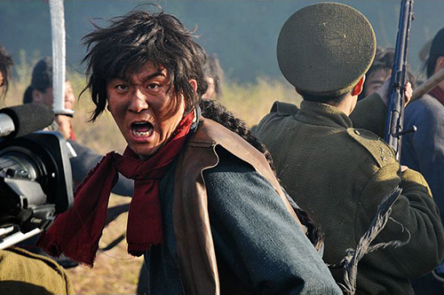 赵毅饰演的老二管水落草为寇，在与俄军的对战中血性爆发