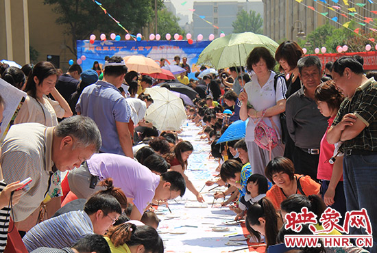 61米长的画卷，孩子们同在蓝天下勾勒“六一七彩梦”