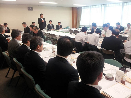 5月28日，日本自民党召开会议与教科书出版公司讨论修改教科书审定标准。