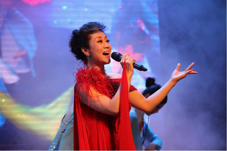歌手李娜现场献唱,为民间好声音加油