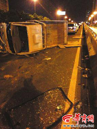 货车被白色福特车撞翻 本组图片由本报记者 马捷文 摄