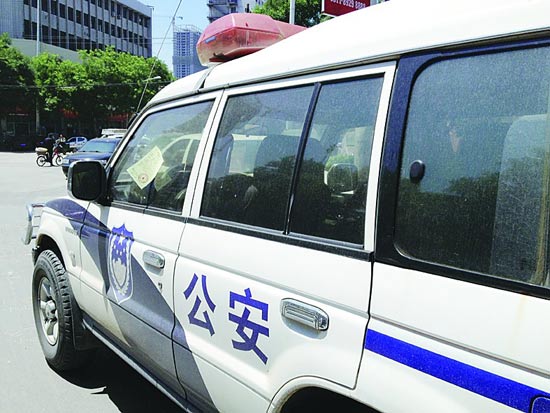 石家庄:闹市区3辆警车违规被交警贴罚单-搜狐汽车