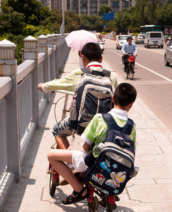 5月27日中午,一名放学回家的小学生在赣州市南河大桥人行道上骑自行车