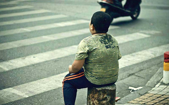 他的课外时光,就是坐在马路边的石头墩上,陪着卖红薯的老爹.