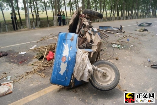 现场侧翻的"飞彩"牌农用三轮车.