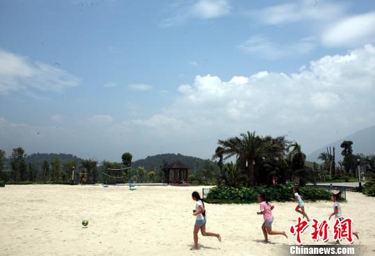 原为矿企尾砂库的西河沙滩公园已成为郴州市民休闲的好去处.