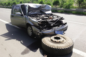 捷达追尾货车 3人受伤(图)