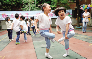 鼓励让孩子们多玩运动型,参与性游戏,让学前教育去"小学化",还孩子一