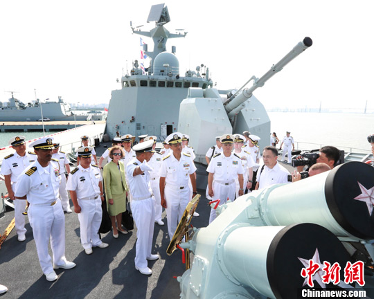 5月31日，美国海军太平洋舰队司令哈尼上将在中国南海舰队司令员蒋伟烈的陪同下检阅仪仗队。中新社发 高毅 摄