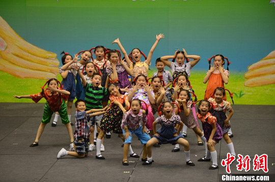 图为学生在进行舞蹈表演.中新社发 龙土有 摄