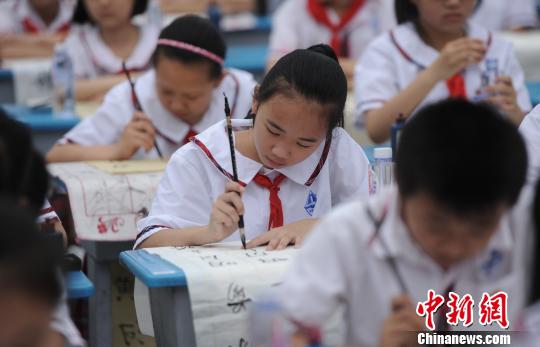 三峡库区:小学生书法大赛庆儿童节(组图)