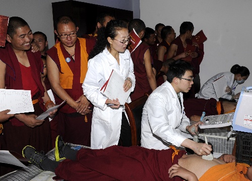 (社会)(3)西藏军区总医院:健康送僧人