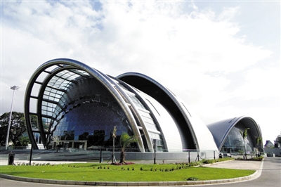 特多国家表演艺术中心 2007年，中国方面设计承建该建筑，并提供相关贷款。2009年英联邦首脑会议，开幕式主会场设在此。图为建筑外貌。