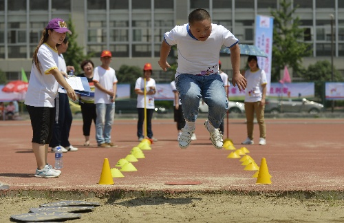 图文:特殊孩子展能运动会 跳远项目