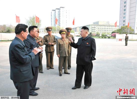 据朝中社2013年5月7日提供的照片显示，朝鲜最高领导人金正恩视察了朝鲜人民军承建的多个工程项目。