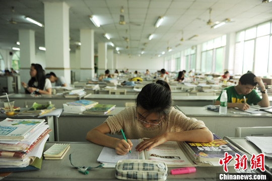 6月2日,不少高三学生正在学校自习室内努力学习.陈超 摄