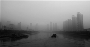 灰霾天气里美丽的江景不再美丽（资料图片） 记者 贾东流 摄