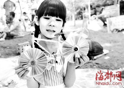福州:孩子们草地摆摊 办起绿色音乐节(图)